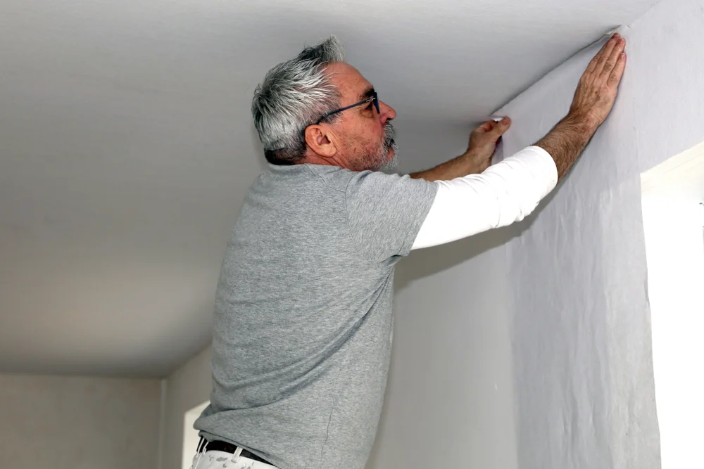 Vliesbehang vs stucen bij nieuwbouwwoningen in Utrecht. Wat is beter? Deze uitleg zal je helpen om een keuze te maken.